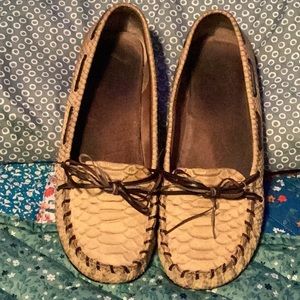 Size 10 Women’s snake skin loafer in good condition.